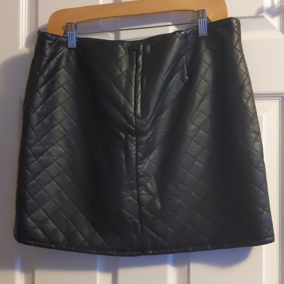 Quilted faux leather mini skirt - Picture 2 of 2